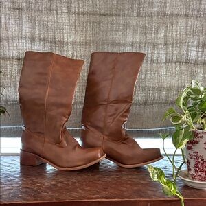 NWOT - Women’s pull up western style boots that 👢 go with everything!